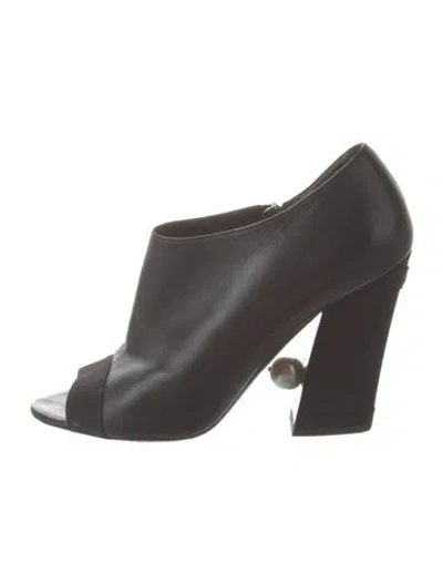 Pre-owned Chanel 2014 Interlocking Cc Logo Pumps In Black