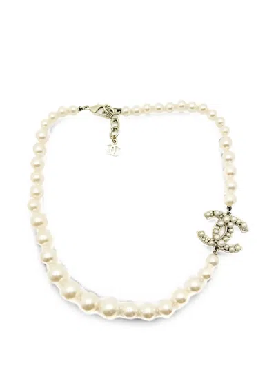 Pre-owned Chanel 2014 Pearl Cc Logo Necklace In Neutral