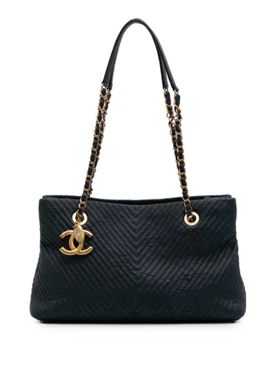 Pre-owned Chanel 2015-2016 Medium Chevron Wrinkled Calfskin Medallion Charm Tote Bag