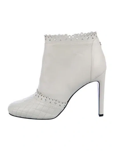 Pre-owned Chanel 2015 Interlocking Cc Logo Boots In White