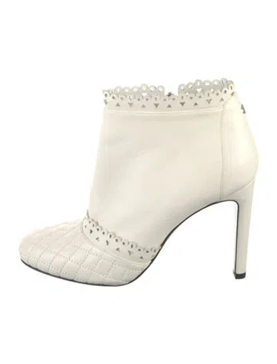Pre-owned Chanel 2015 Interlocking Cc Logo Boots In White