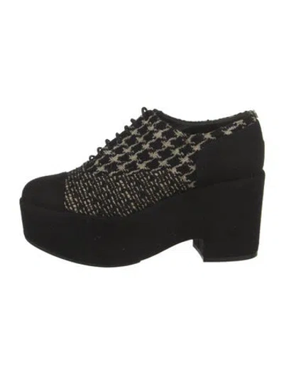 Pre-owned Chanel 2015 Interlocking Cc Logo Pumps In Black