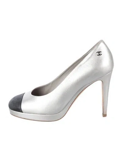 Pre-owned Chanel 2015 Interlocking Cc Logo Pumps In Silver