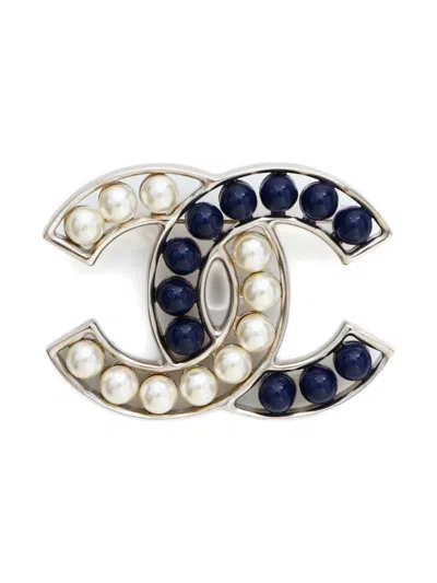 Pre-owned Chanel 2015 Signature Interlocking Cc Logo Brooch In Silver