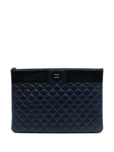 Pre-owned Chanel 2016-2017 Large Cc Bicolor Quilted Lambskin Clutch Bag In Blue