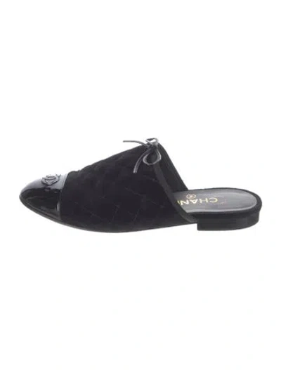 Pre-owned Chanel 2016 Interlocking Cc Logo Mules In Black