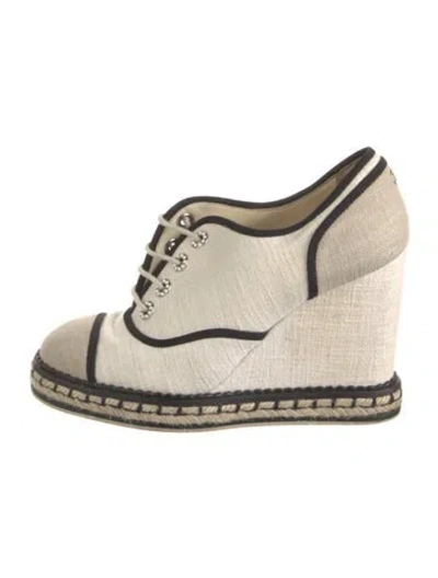 Pre-owned Chanel 2016 Interlocking Cc Logo Pumps In Neutral