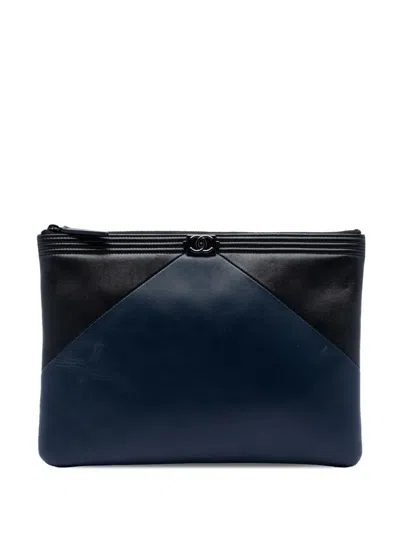 Pre-owned Chanel 2017-2018 Medium Bicolor Lambskin Boy O Case Clutch Bag In Blue