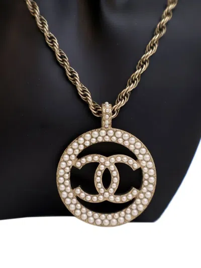 Pre-owned Chanel 2017 Gold Plated Faux Pearl Cc Round Pendant Necklace Costume Necklace