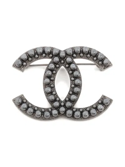 Pre-owned Chanel 2017 Interlocking-cc Brooch In Silver