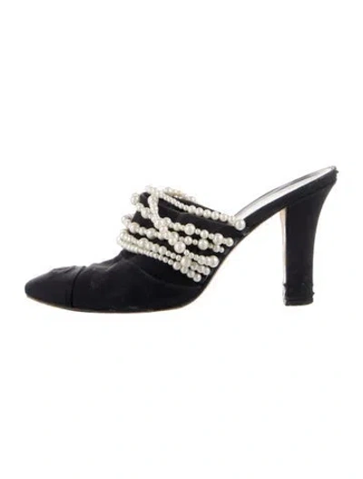 Pre-owned Chanel 2017 Interlocking Cc Logo Mules In Black