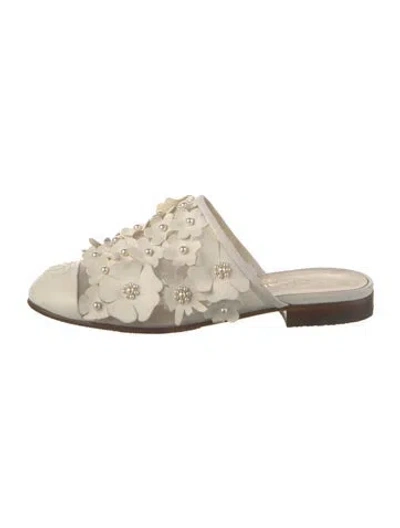 Pre-owned Chanel 2017 Interlocking Cc Logo Mules In White