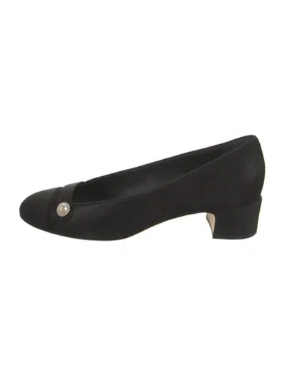 Pre-owned Chanel 2017 Interlocking Cc Logo Pumps In Black