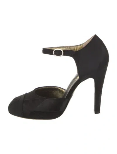 Pre-owned Chanel 2017 Interlocking Cc Logo Pumps In Black