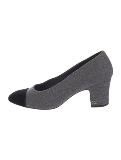Pre-owned Chanel 2017 Interlocking Cc Logo Pumps In Gray