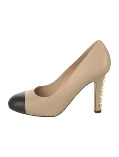 Pre-owned Chanel 2017 Interlocking Cc Logo Pumps In Neutral