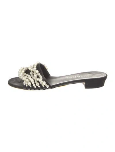 Pre-owned Chanel 2017 Interlocking Cc Logo Slides In Black