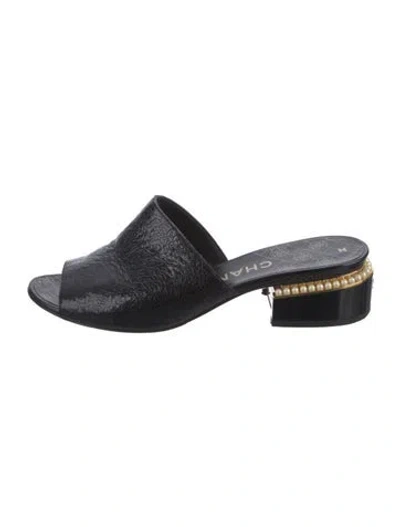 Pre-owned Chanel 2017 Interlocking Cc Logo Slides In Black