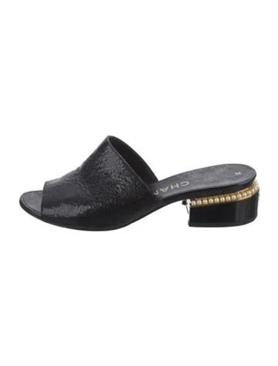 Pre-owned Chanel 2017 Interlocking Cc Logo Slides In Black