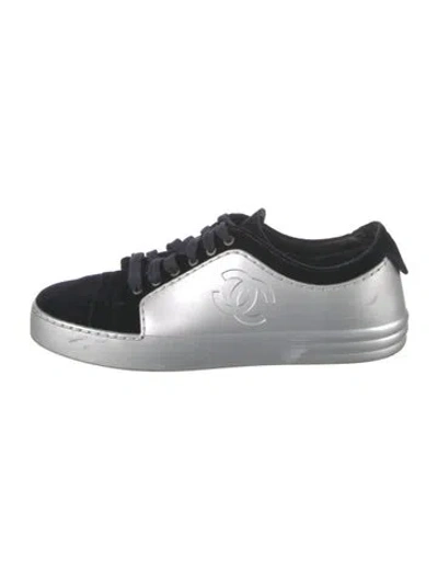 Pre-owned Chanel 2017 Interlocking Cc Logo Sneakers In Silver