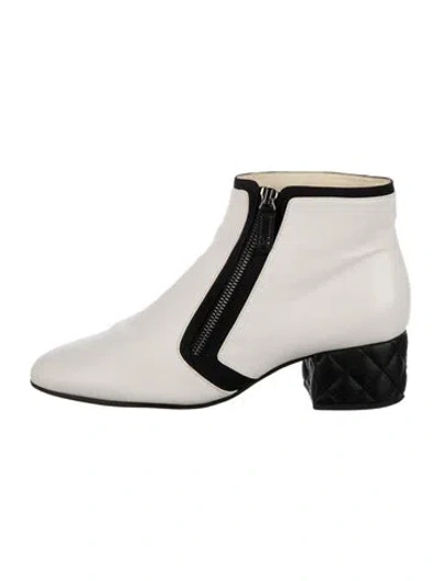 Pre-owned Chanel 2018 Interlocking Cc Logo Boots In Black/white