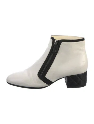 Pre-owned Chanel 2018 Interlocking Cc Logo Boots In White