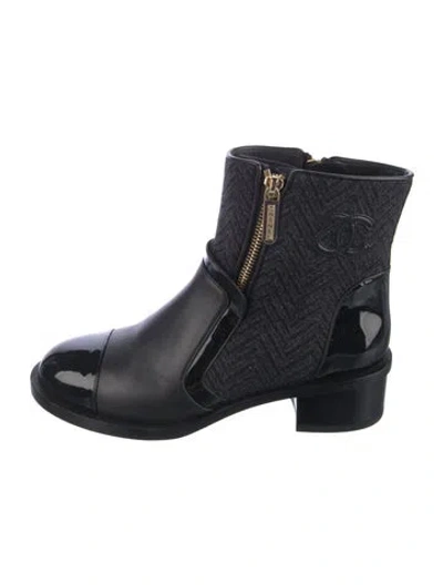 Pre-owned Chanel 2018 Interlocking Cc Logo Chelsea Boots In Black