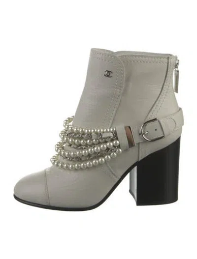 Pre-owned Chanel 2018 Interlocking Cc Logo Lace-up Boots In White