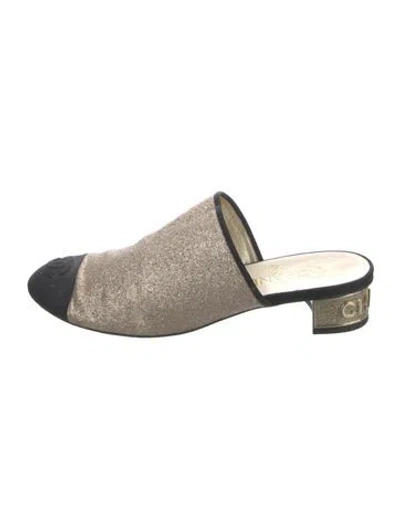 Pre-owned Chanel 2018 Interlocking Cc Logo Mules In Gold