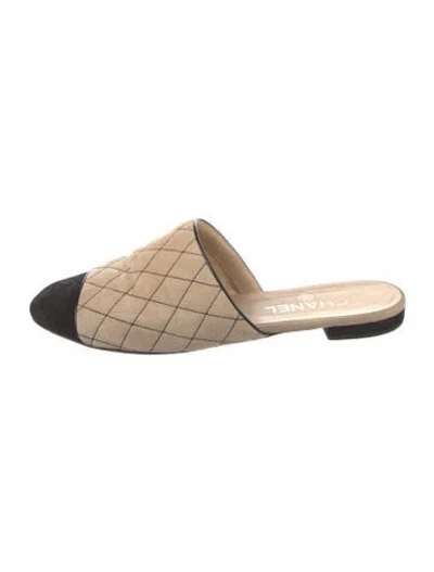 Pre-owned Chanel 2018 Interlocking Cc Logo Mules In Neutral