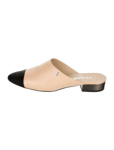 Pre-owned Chanel 2018 Interlocking Cc Logo Mules In Neutrals