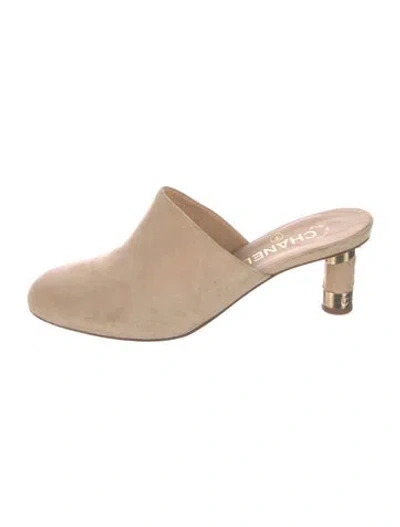 Pre-owned Chanel 2018 Interlocking Cc Logo Mules In Neutrals