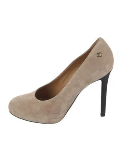 Pre-owned Chanel 2018 Interlocking Cc Logo Pumps In Neutral