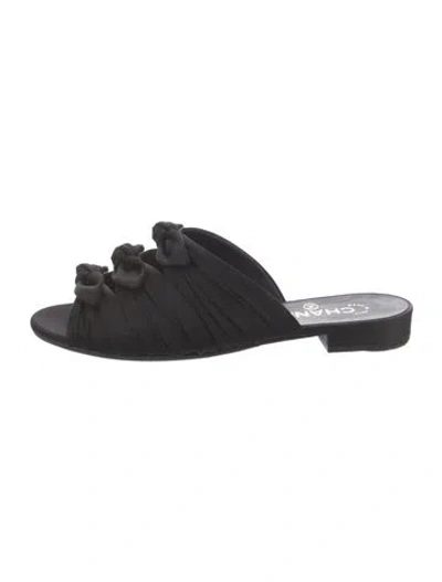 Pre-owned Chanel 2018 Interlocking Cc Logo Slides In Black
