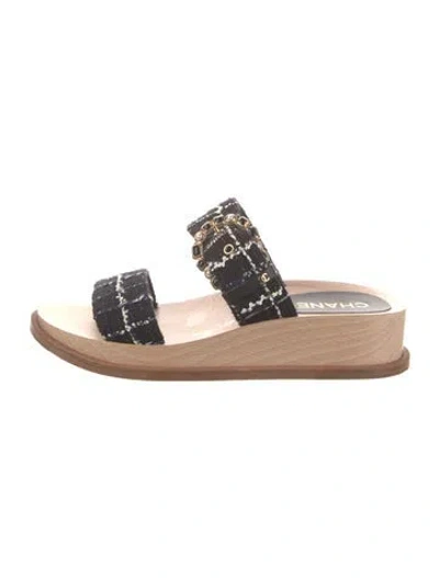 Pre-owned Chanel 2018 Interlocking Cc Logo Slides In Black