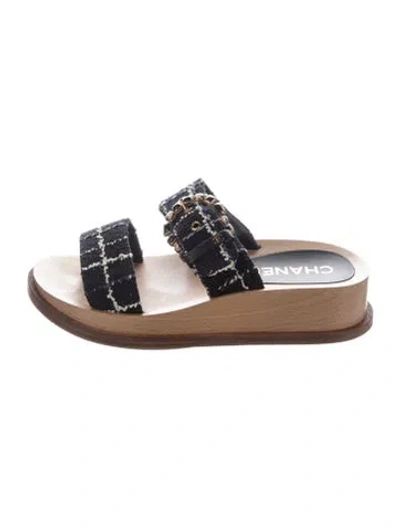 Pre-owned Chanel 2018 Interlocking Cc Logo Slides In Black