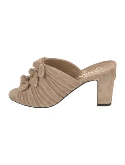 Pre-owned Chanel 2018 Interlocking Cc Logo Slides In Neutral
