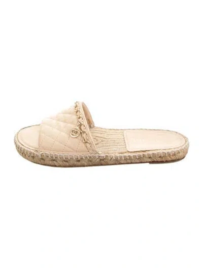 Pre-owned Chanel 2018 Interlocking Cc Logo Slides In Neutrals
