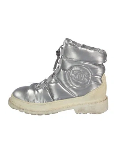 Pre-owned Chanel 2018 Interlocking Cc Logo Snow Boots In Metallic/silver