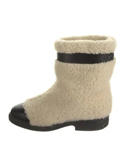 Pre-owned Chanel 2018 Shearling Snow Boots In Neutral