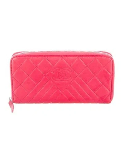 Pre-owned Chanel 2018-2019 Interlocking Cc Logo Continental Wallet In Red