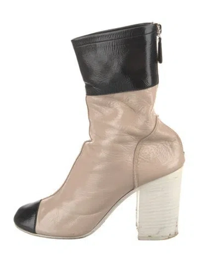 Pre-owned Chanel 2019 Interlocking Cc Logo Boots In Neutrals