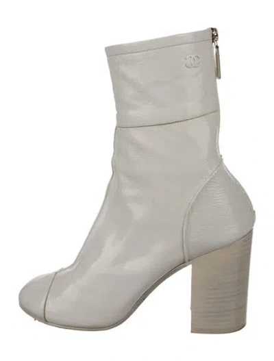 Pre-owned Chanel 2019 Interlocking Cc Logo Boots In White