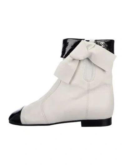 Pre-owned Chanel 2019 Interlocking Cc Logo Boots In White