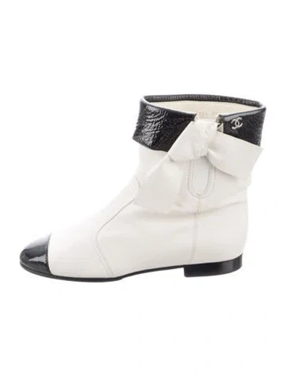 Pre-owned Chanel 2019 Interlocking Cc Logo Boots In White