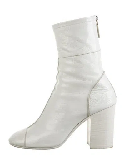 Pre-owned Chanel 2019 Interlocking Cc Logo Boots In White