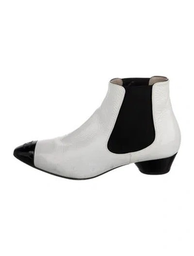 Pre-owned Chanel 2019 Interlocking Cc Logo Chelsea Boots In White