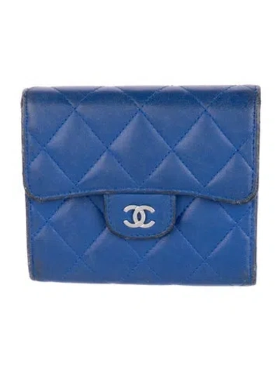 Pre-owned Chanel 2019 Interlocking Cc Logo Compact Wallet In Blue