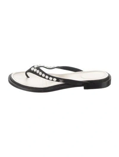 Pre-owned Chanel 2019 Interlocking Cc Logo Flip Flops In Black/white