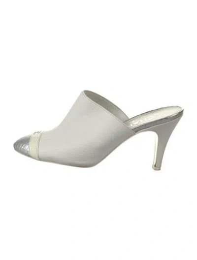 Pre-owned Chanel 2019 Interlocking Cc Logo Mules In White